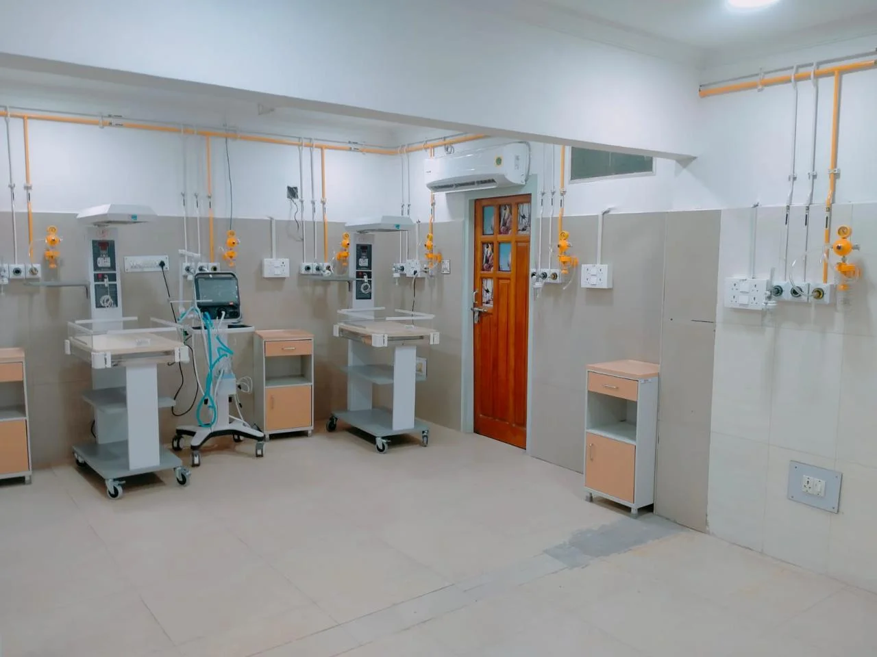 Modern Neonatal Intensive Care Unit (NICU) featuring multiple radiant warmers, ventilators, monitors, oxygen outlets, and medical equipment in a sterile hospital room at Ridansh Hospital, Lucknow.