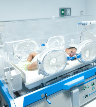 Gynecologist consulting with pregnant woman in clinic, discussing ultrasound results and prenatal care at Ridansh Hospital, Lucknow.