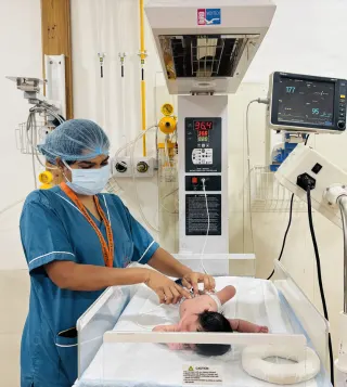 Gynecologist consulting with pregnant woman in clinic, discussing ultrasound results and prenatal care at Ridansh Hospital, Lucknow.